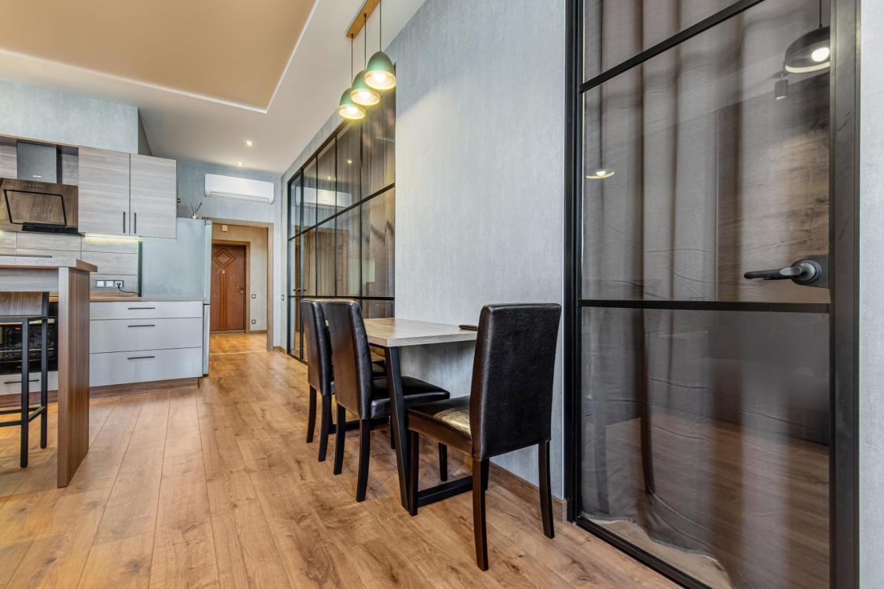Sea Symphony Wood Style Apartment Odessa Dış mekan fotoğraf